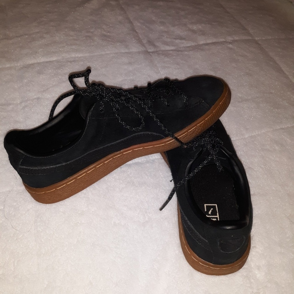 Black suede Pumas